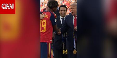 شاهد لحظة تقليد ترامب ميدالية الفوز للامين يامال بعد تتويج إسبانيا بلقب كأس العالم 2026