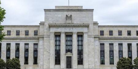 الدولار يتراجع بعد تثبيت الفيدرالي الأمريكي أسعار الفائدة