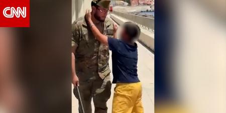 جنود إسبان يرافقون طفلًا مغربيًا باكيًا إلى الحدود في سبتة