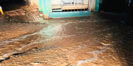 "ليلة عصيبة" في ليبيا، السيول تجتاح الطرق وتحاصر السكان وتغرق المستشفيات (فيديو)