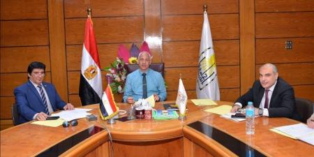 عبد المولى يترأس اجتماع مجلس إدارة صندوق القرية الأوليمبية بجامعة أسيوط لمتابعة التطوير وسير العمل
