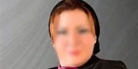 وصول المتهمة بتقطيع جثة والدتها بالإسكندرية للمحكمة