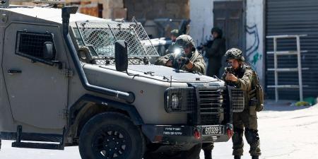الاحتلال يفرض إغلاقا شاملا على الضفة لأسبوع… ويصيب مسنة على حاجز عسكري ويعتقل محللا سياسيا مقدسيا