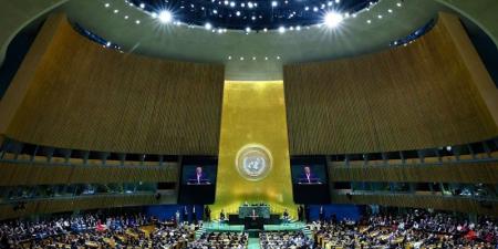 الغارديان: في الأمم المتحدة… مطلوبون بجرائم يتحدون العالم ويقدمون المواعظ الأخلاقية في مشهد يجسد انهيار النظام الدولي