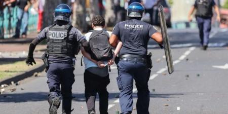 حركة احتجاج طلاب الثانويات في فرنسا تتسع وسط أعمال تخريب واشتباكات عنيفة بين الشرطة ومتظاهرين