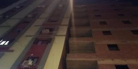 بعد إخلائه من السكان، إنزال متعلقات قاطني العقار المائل بمنطقة محرم بك بالإسكندرية