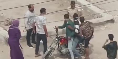 فيديو صادم، خطف شاب بالقوة تحت تهديد صاعق كهربائي ومناشدات بضبط المتهمين