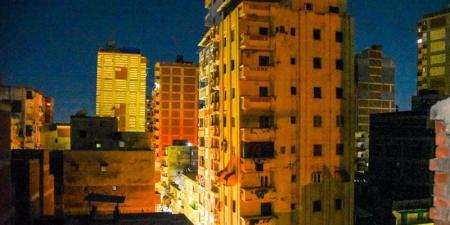 الدفع بمعدات ثقيلة لإزالة عقار أمبروزو المائل بمنطقة محرم بك بالإسكندرية