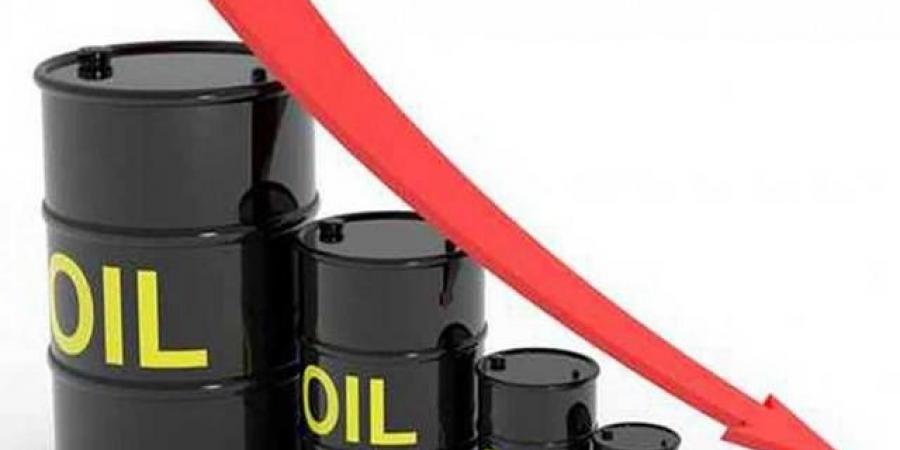 النفط ينهي تعاملات الأسبوع على تراجع بعد تأجيل اجتماع "أوبك+"