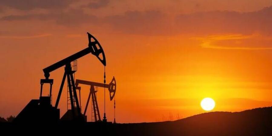 النفط يتراجع مع تركيز السوق على العقوبات المحتملة والرسوم الجمركية