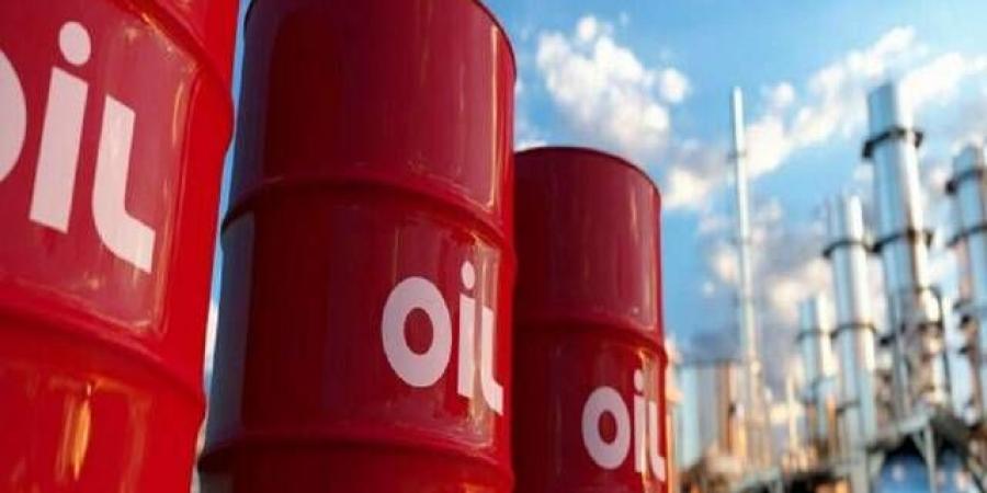 انخفاض النفط عند الإغلاق ليعمق خسائره الأسبوعية لأكثر من 1.5%