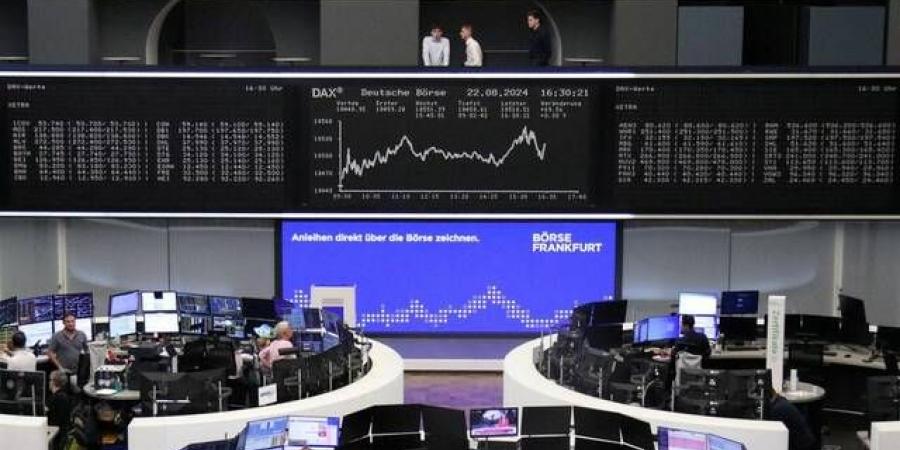 أسهم أوروبا تتراجع مع ترقب مستجدات المحادثات التجارية