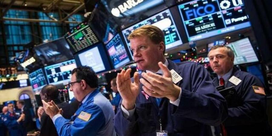 خسائر يومية للأسهم الأمريكية وسط توتر تجاري.. ومكاسب شهر يوليو تُخفف الضغط