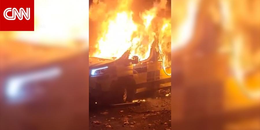 فيديو لمحتجين يحرقون سيارة شرطة خارج مركز لجوء في دبلن