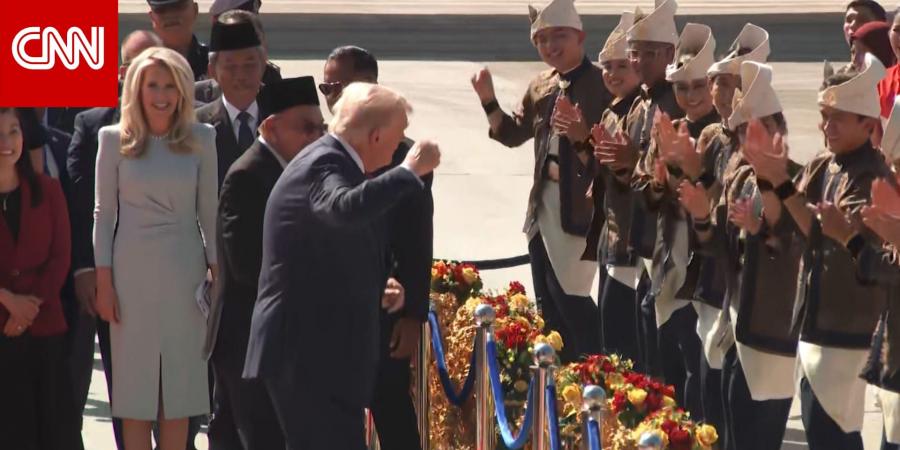 بعد وصوله ماليزيا.. ترامب يرقص على السجادة الحمراء أثناء استقباله