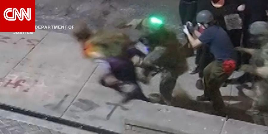 دفعوا متظاهرا سلميا أرضًا والتموا فوقه.. أدلة فيديو تستخدم ضد عناصر فيدراليين بأمريكا