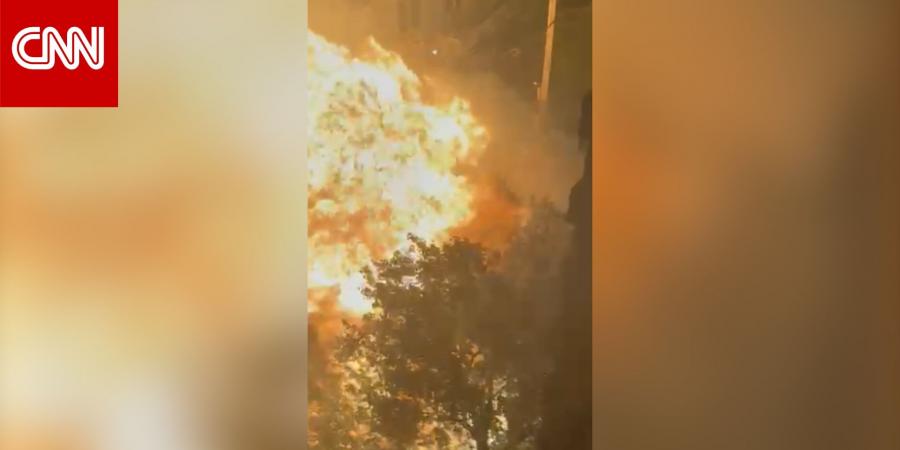 أحدثت كرة لهب ضخمة.. كاميرا توثق لحظة انفجار سيارة في مدينة نيويورك