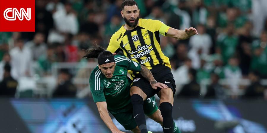 تصرف إيبانيز تجاه بنزيما خلال مباراة الاتحاد والأهلي يثير تفاعلاً