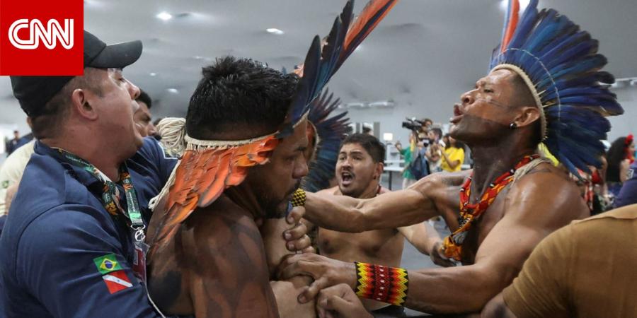 بلافتات "أرضنا ليست للبيع".. اشتباكات بين السكان الأصليين وأمن مؤتمر المناخ COP30 بالبرازيل