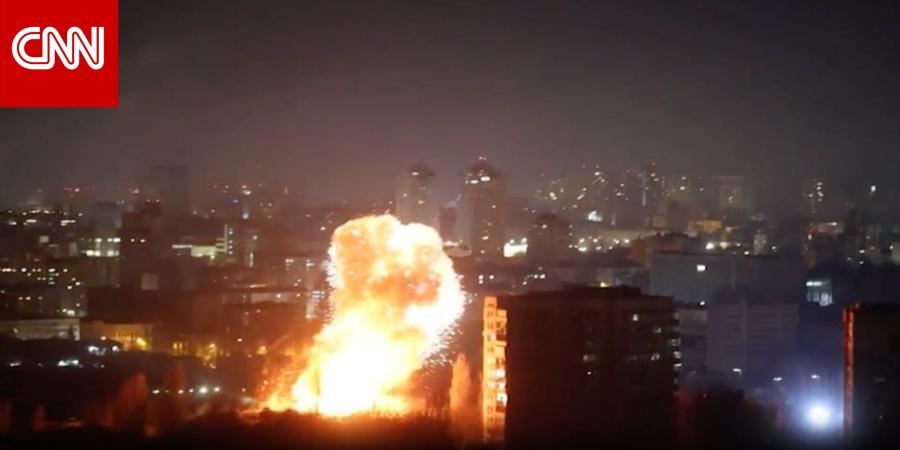 لحظة سقوط صواريخ روسية ضخمة على كييف في أكبر هجوم منذ أسابيع