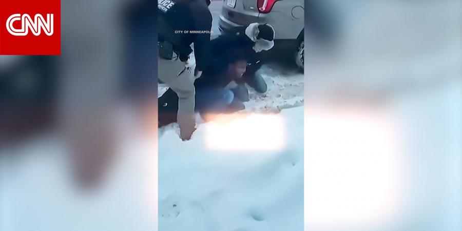 فيديو لعميل فيدرالي ملثم يخنق مواطنا أمريكيا من أصول صومالية وسط الثلج