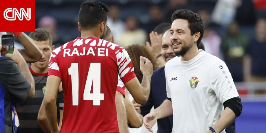 من الملعب.. الأمير الحسين والأمير هاشم يحتفلان مع لاعبي الأردن بالتأهل لنهائي كأس العرب