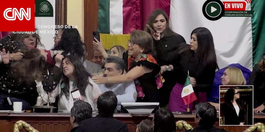 شد شعر وصياح.. مشرّعات يتعاركن في برلمان المكسيك