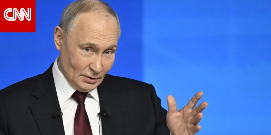 "لماذا تقف على العتبة؟".. بوتين يسخر من زيارة زيلينسكي لمدينة كوبيانسك الأوكرانية على خط المواجهة