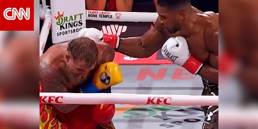كسر فكه.. بطل العالم السابق بالملاكمة يُسقط جيك بول بضربة قاضية بنزال الوزن الثقيل