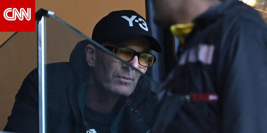 ساند ابنه لوكا.. لقطات من تواجد زيدان في ملعب مباراة الجزائر والسودان