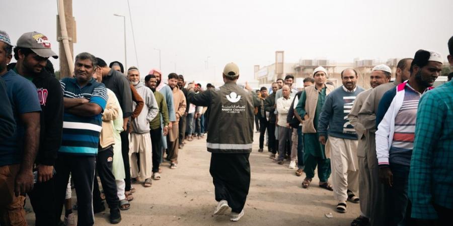 نماء الخيرية توزّع أكثر من 1000 كسوة شتوية على عمال منطقة الوفرة ضمن حملة «شتاء دافئًا»