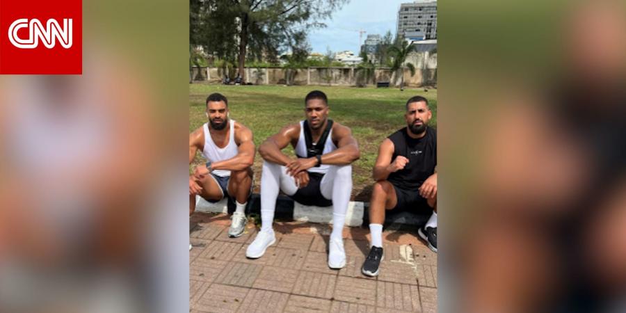 من هما صديقا أنتوني جوشوا اللذان لقيا حتفهما بحادث السير المميت في نيجيريا ونجا منه الملاكم؟