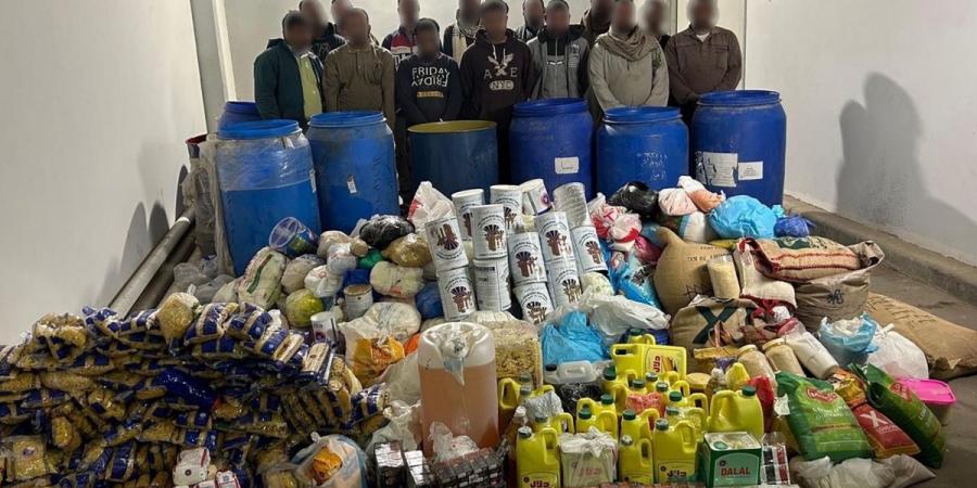 ضبط مركبة أثناء محاولتها مغادرة البلاد وبحوزتها كميات من المواد التموينية