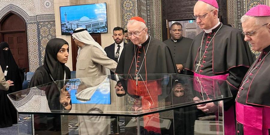 أمين سر «الفاتيكان» يقوم بزيارة إلى مسجد الدولة الكبير