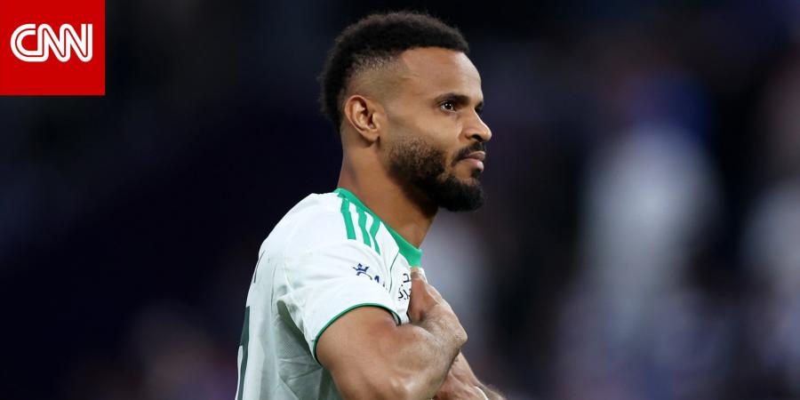 الدوري السعودي.. تصرف "لافت" من علي مجرشي مع جماهير الهلال بعد طرده