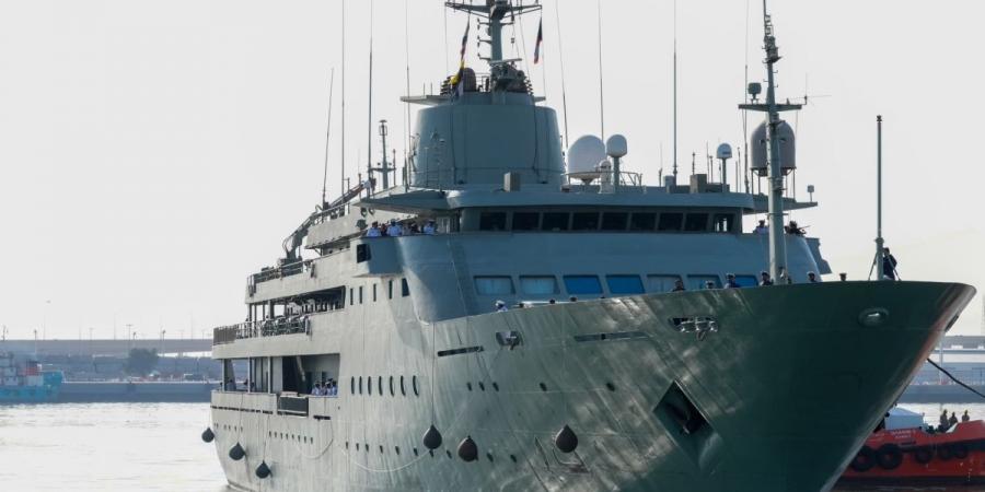 سفينة البحرية السلطانية العمانية «المبروكة» ترسو في ميناء الشويخ