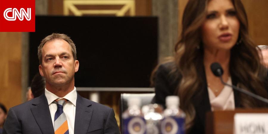 شاهد.. صورة لمن يبدو أنه زوج وزيرة أمريكية سابقة بثديين صناعيين تثير مخاوف أمنية