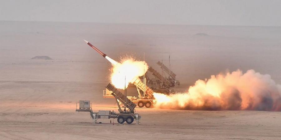 الدفاعات الجوية تتصدى حالياً لهجمات صاروخية وطائرات مسيرة معادية