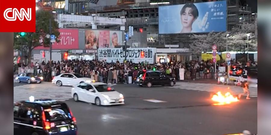 حريق في تقاطع "شيبويا" الشهير بطوكيو.. وفيديو يُظهر لحظة إشعال رجل النار