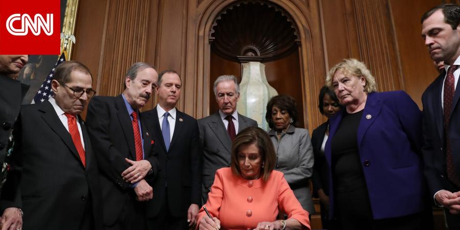 فيديو منسوب لـ"توقيع مذكرة عزل ترامب" مؤخرًا.. هذه حقيقته