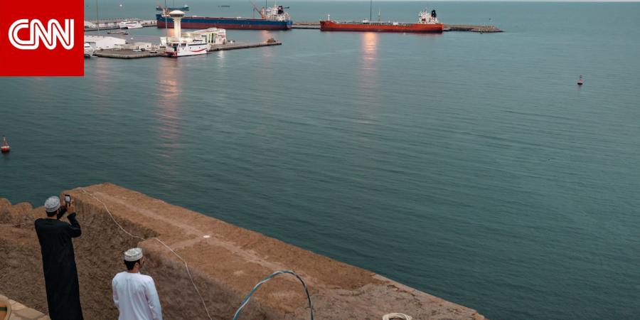 بسبب الحاجة الماسة للوقود.. حلفاء أمريكا يلجأون لخصومها