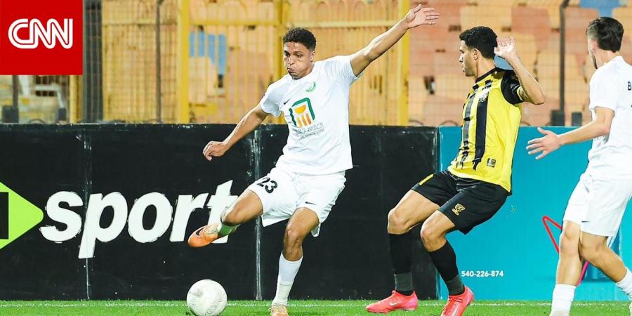 لقطة طريفة.. لاعب في الدوري المصري يقبّل رأس الحكم بعد احتساب هدف لفريقه