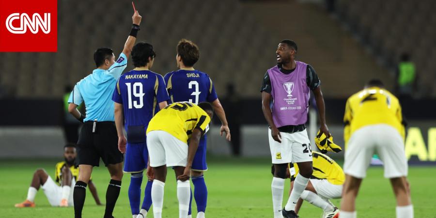 تصرف "صادم" من لاعب اتحاد جدة تجاه الحكم بعد الخسارة أمام ماتشيدا زيلفيا