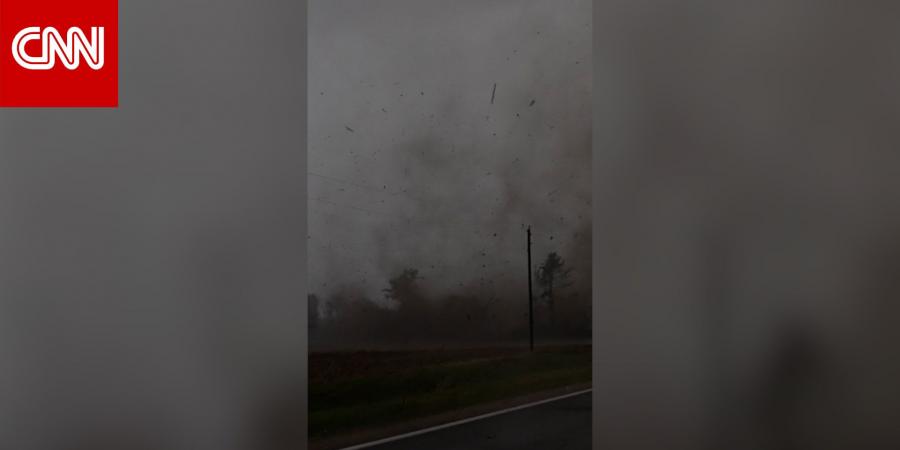 لحظة مرعبة.. رجل يوثّق إعصارًا يضرب منزلًا أمامه مباشرة