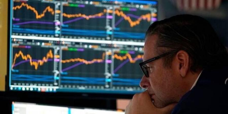 تحقيقات أمريكية في رهانات مشبوهة على النفط قبل تمديد الهدنة