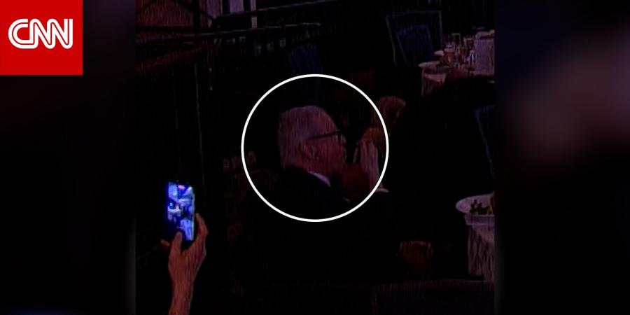 استمر بتناول سلطته وسط احتماء الناس.. تصرف وكيل مواهب بهجوم عشاء البيت الأبيض يدهش روّاد الإنترنت