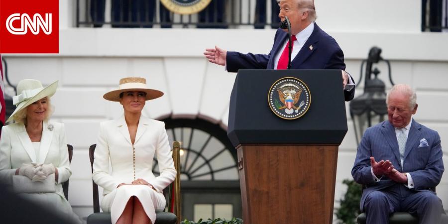 وسط ضجة "الأرملة".. ترامب يمازح ميلانيا بمدة زواج والديه