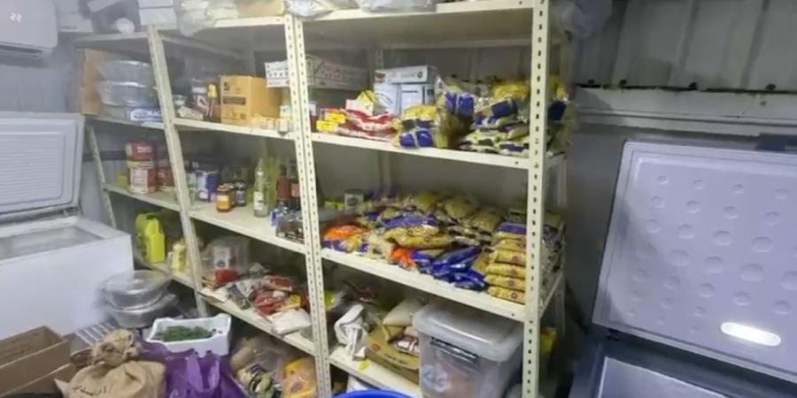 مطبخ مركزي مخالف داخل عقار سكني.. وعمال دون شهادات صحية