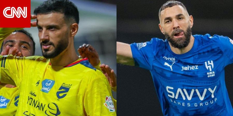 لقطة بين بنزيما وعمر السومة خلال مباراة الهلال والحزم تخطف الأنظار