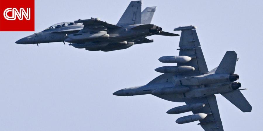 تحطم طائرتين تابعتين للبحرية الأمريكية خلال عرض جوي وهذا ما حدث لأفراد الطاقم